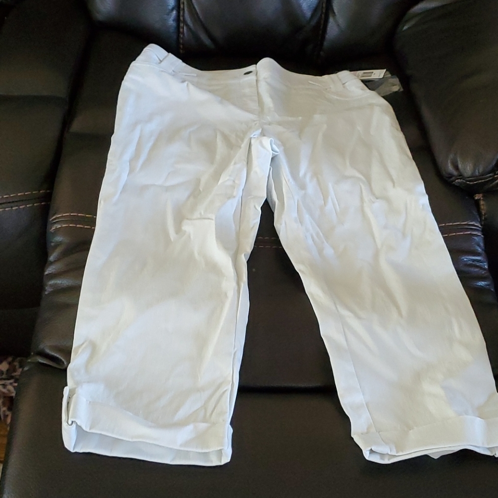 Style & Co. White Capri Pants Size 6 NWT